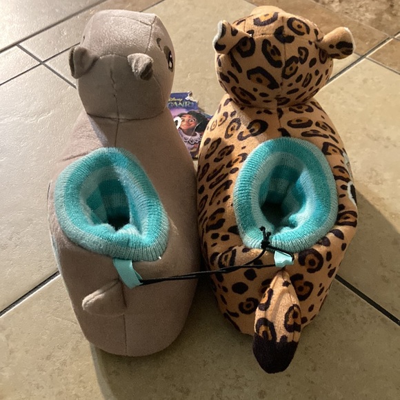 Disney Encanto plush slippers - Picture 3 of 12